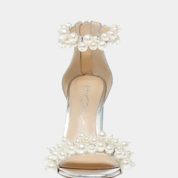 Silver Heels- stunning - Picture 3 of 7